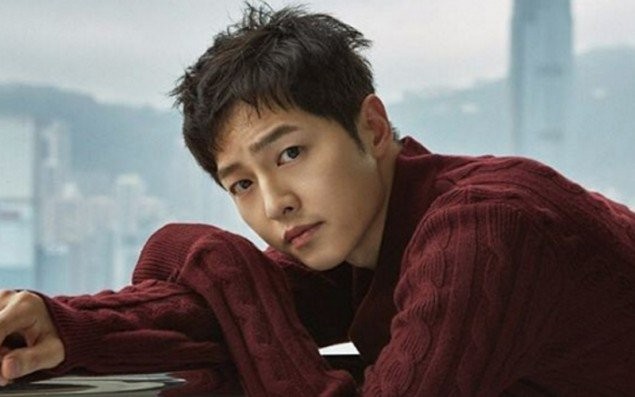 Song Joong Ki luôn đạt được điểm cao nhất trong tất cả các môn học ở trường trung học. Anh luôn được xếp trong top 10 học sinh học giỏi nhất và đã được tuyển thẳng vào trường đại học Sungkyunkwan. Nam chính "Hậu duệ của mặt trời" được coi là một trong những ngôi sao thông minh nhất Hàn Quốc.